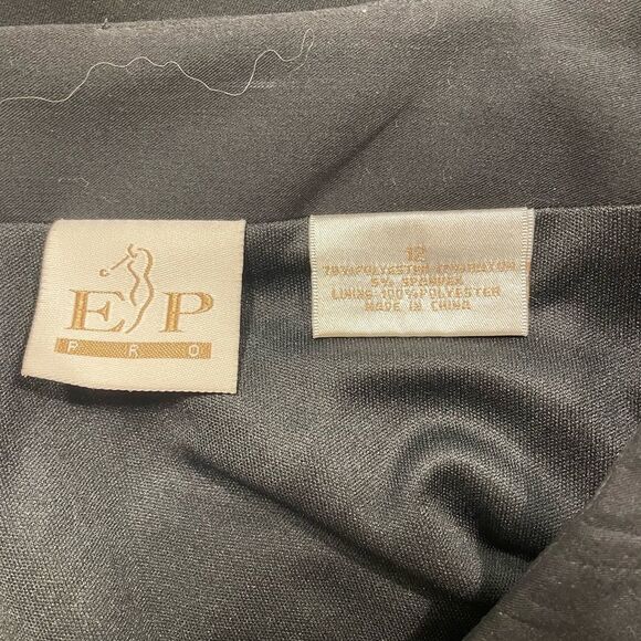 EP PRO golf skort in black with small red flower print - Picture 2 of 4